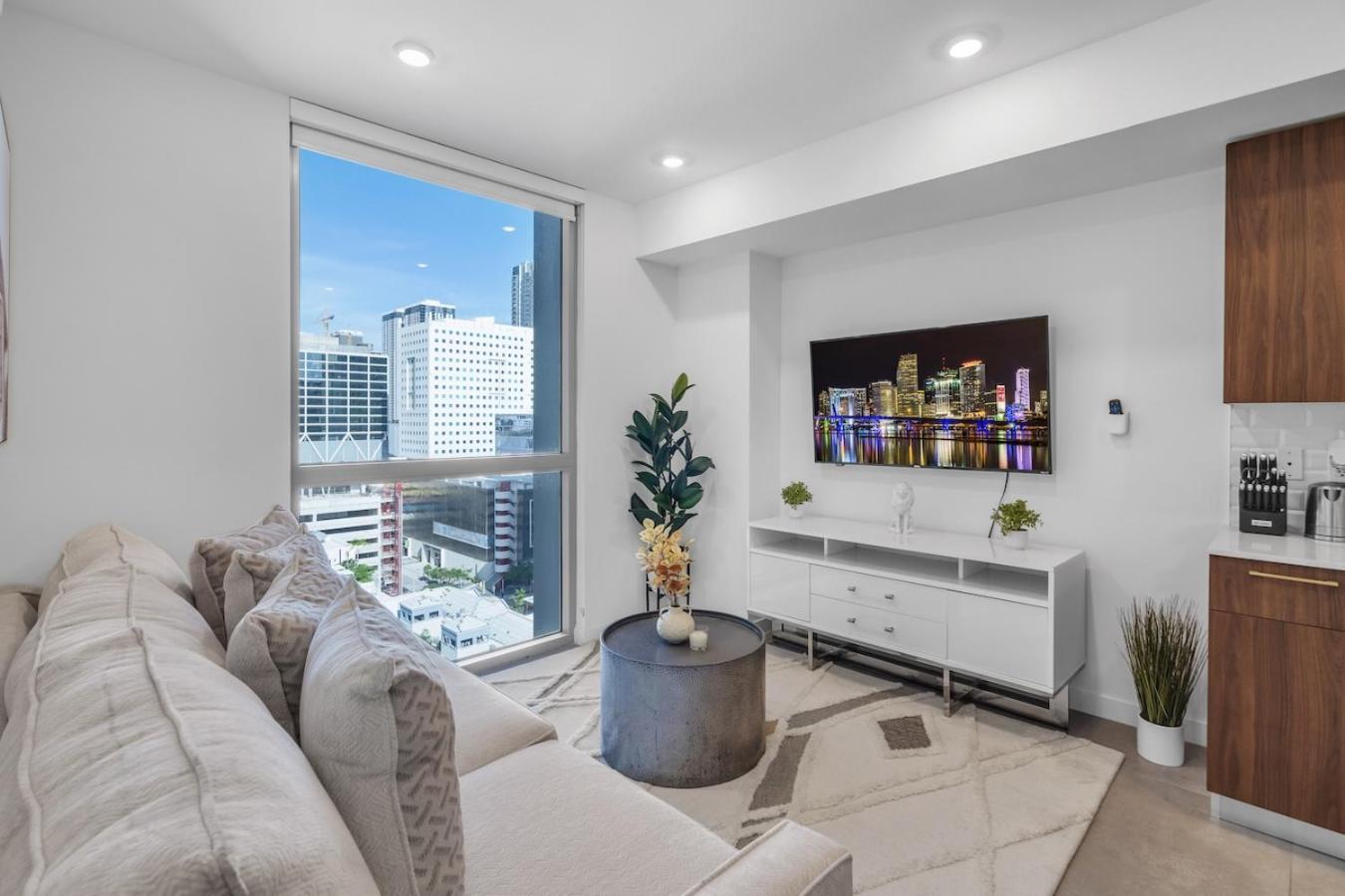 Urban 1 Bed Oasis Near Brickell With Free Parking Apartment *