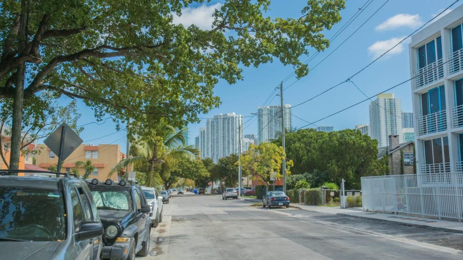 Spacious 3 Bed Centrally Located In Apartment Miami
