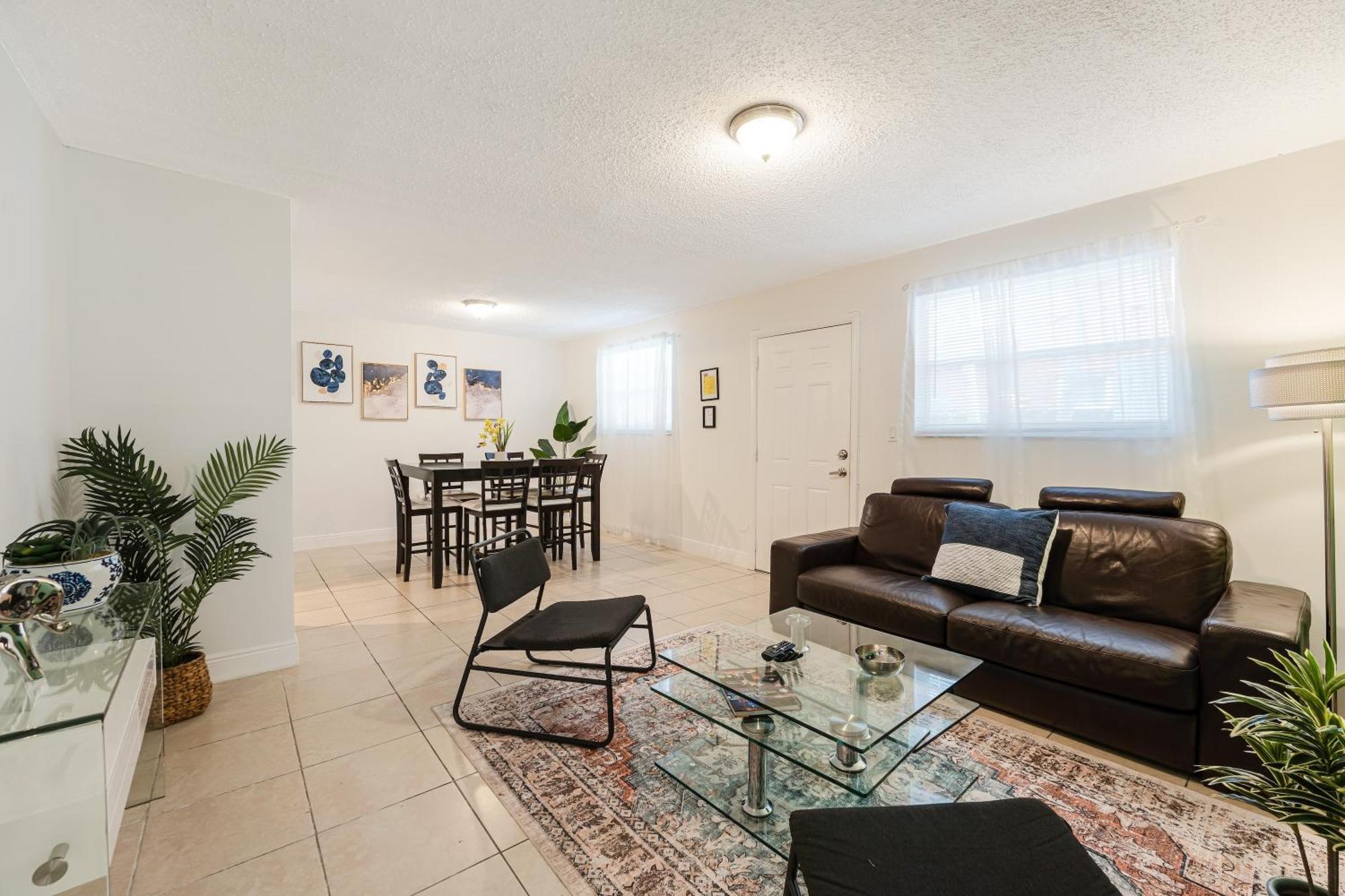 Spacious 3 Bed Centrally Located In Apartment Miami