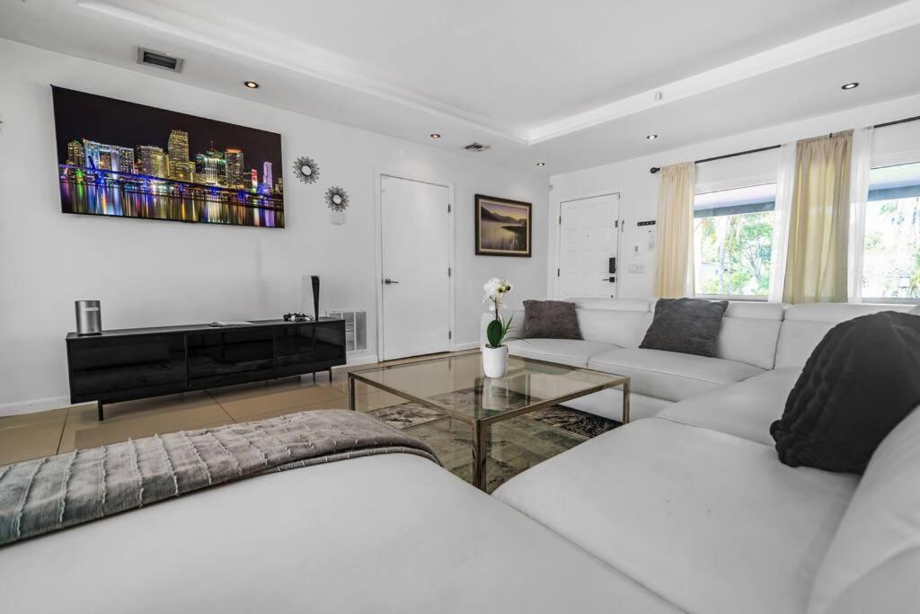 Spacious 3 Bedroom With Oversized Pool & Backyard Holiday home