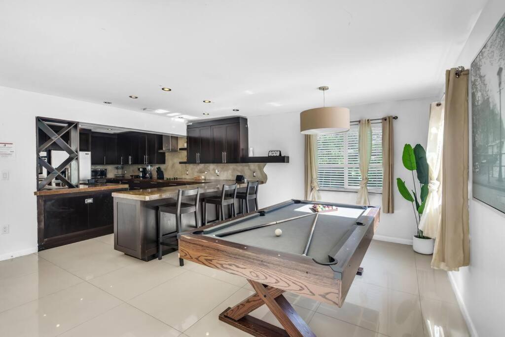 Holiday home Spacious 3 Bedroom With Oversized Pool & Backyard *