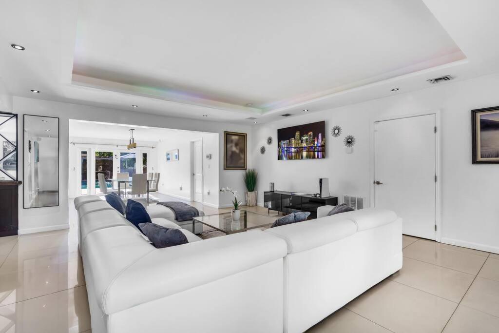 Spacious 3 Bedroom With Oversized Pool & Backyard Miami