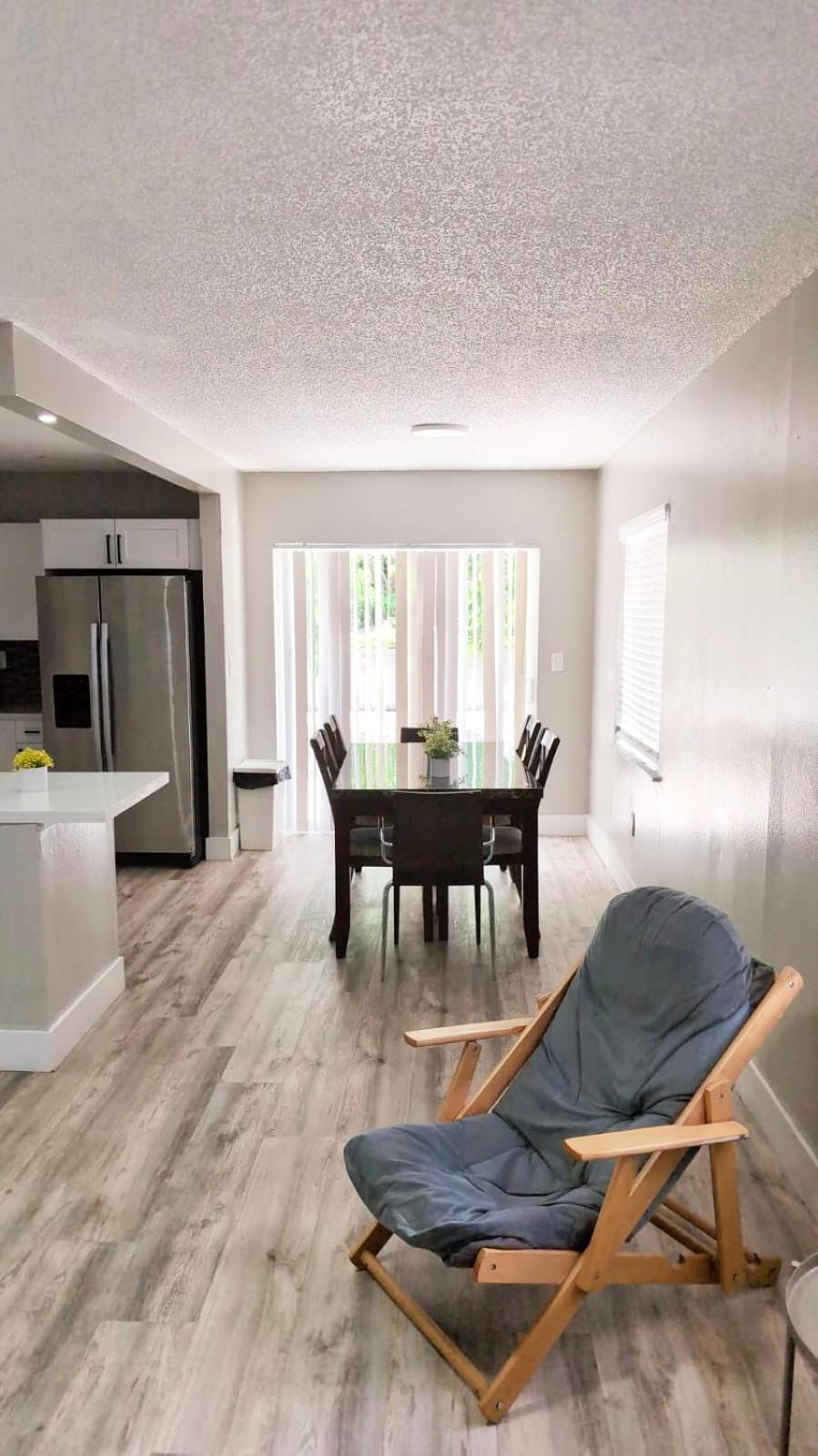 Holiday home *beautiful Family House 3 Bd/2 Bathrooms+backyard*