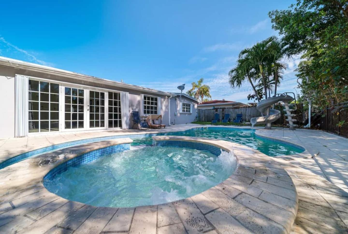 Heated Pool Home, Near Holiday home Miami