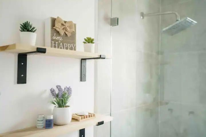 Hot Tub - 5min To Dt - Games - Customer Support Apartment