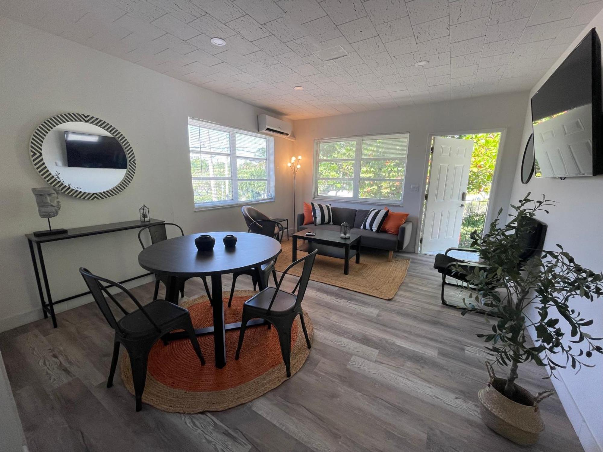 Fully Equipped With Parking Near Cocowalk Apartment