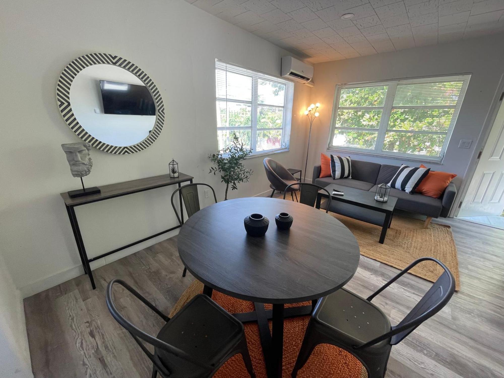Fully Equipped With Parking Near Cocowalk Apartment *
