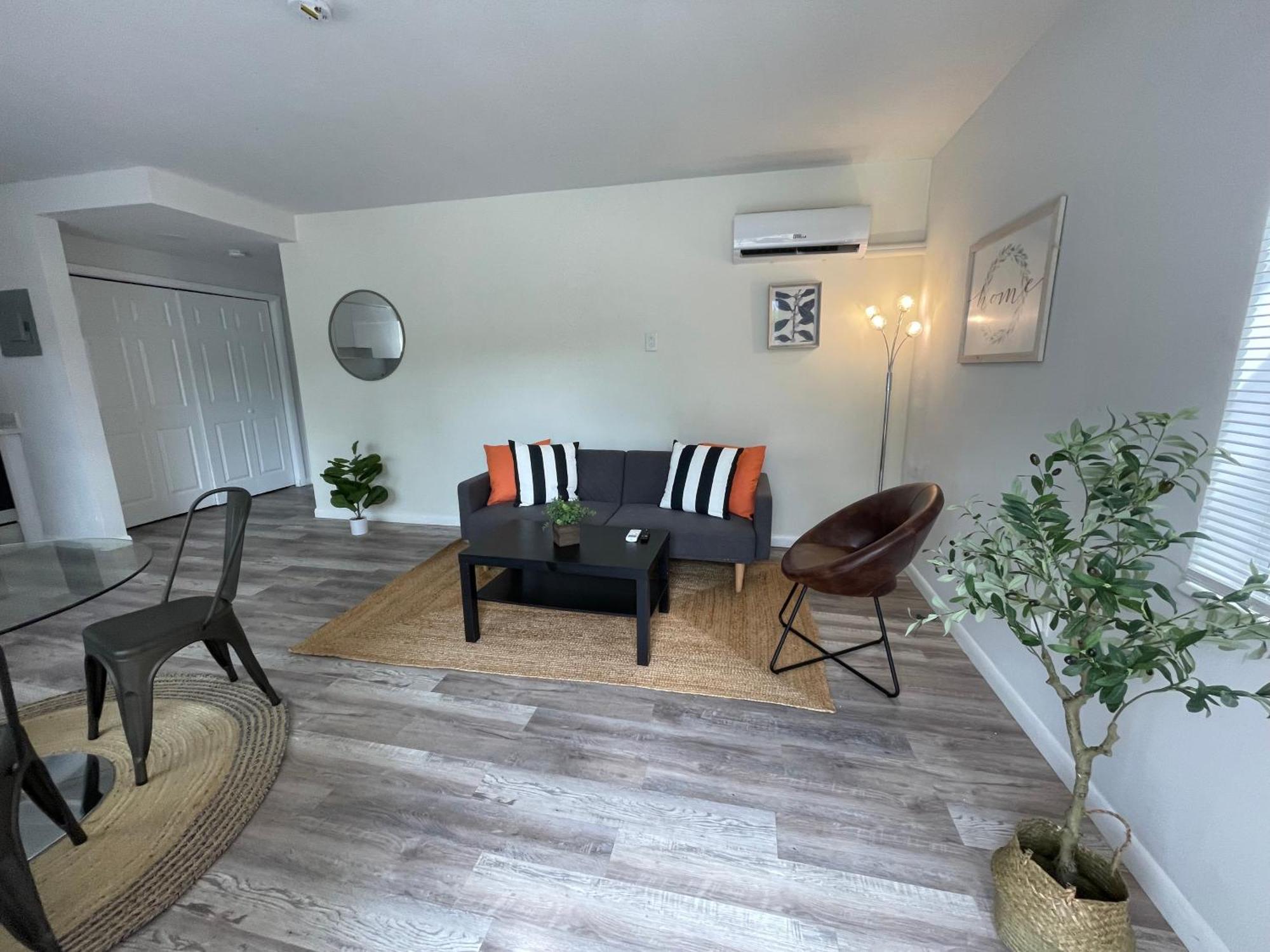 Fully Equipped With Parking Near Cocowalk Miami