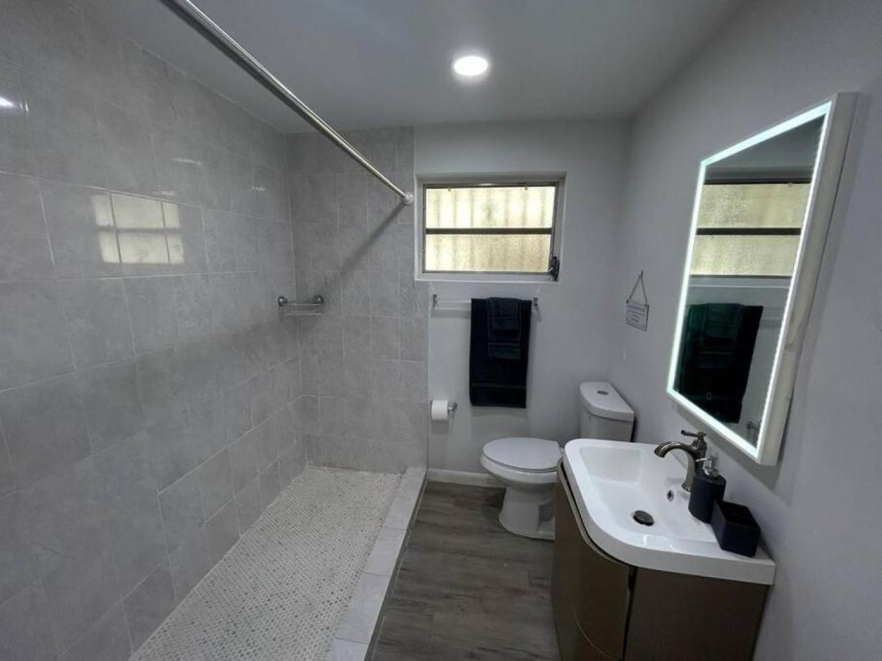 Fully Equipped With Parking Near Cocowalk Apartment