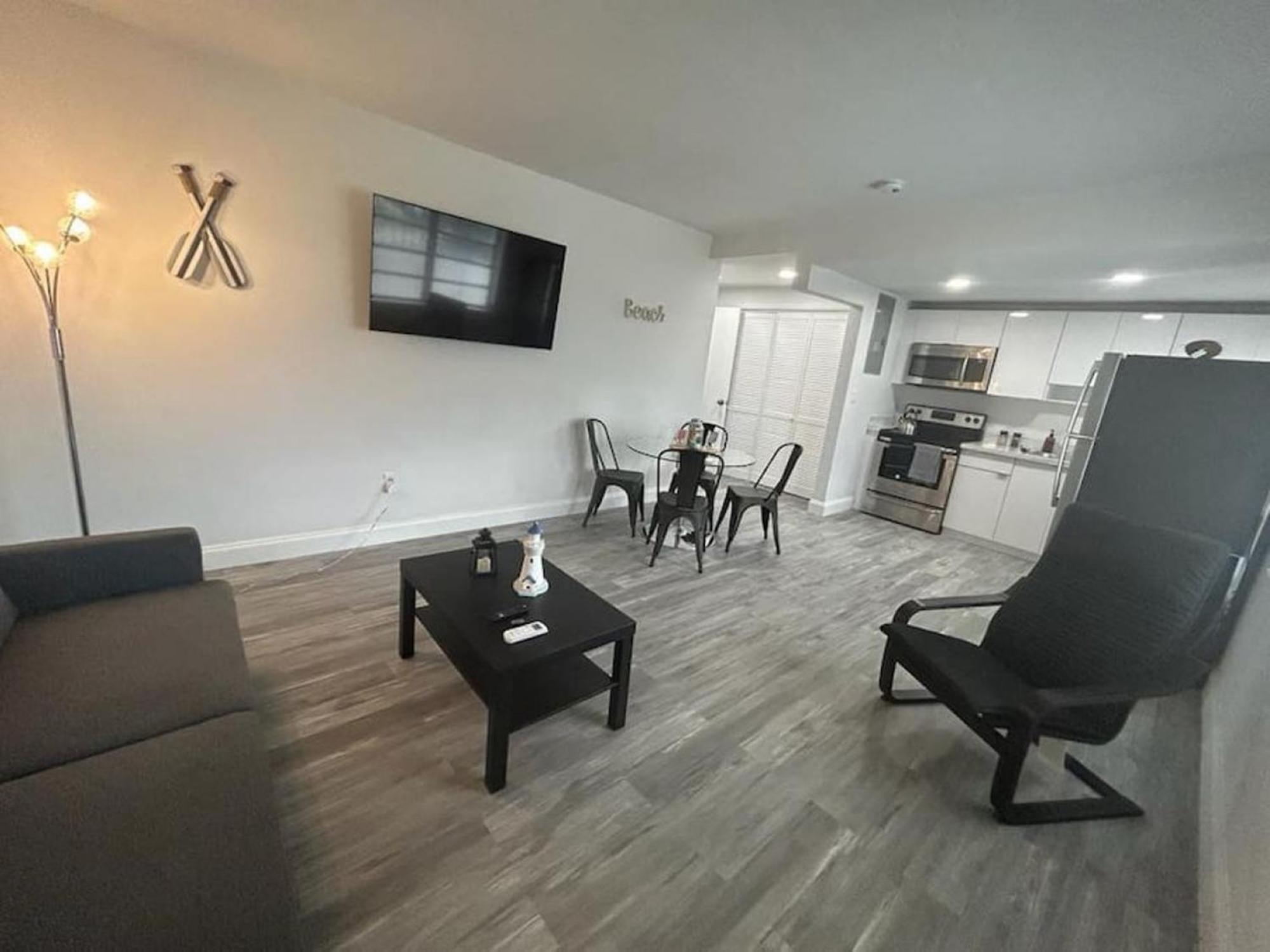 Fully Equipped With Parking Near Cocowalk Miami
