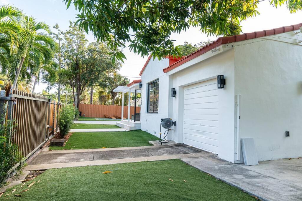 Casa de férias Luxury Retreat 3b ,2ba Pool , Coral Gables Center *