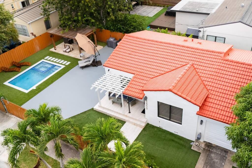 Casa de férias Luxury Retreat 3b ,2ba Pool , Coral Gables Center Miami