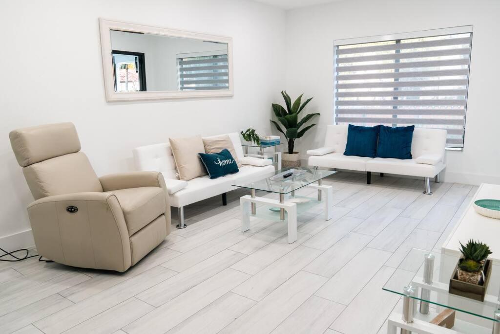 Luxury Retreat 3b ,2ba Pool , Coral Gables Center Casa de férias Miami