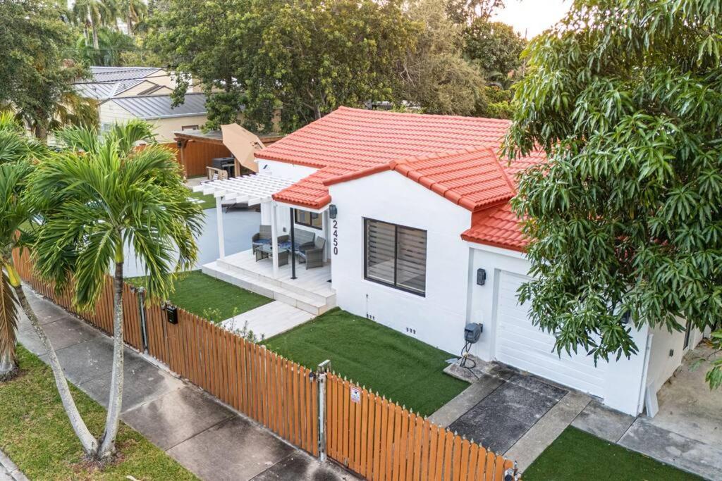 Luxury Retreat 3b ,2ba Pool , Coral Gables Center Casa de férias Miami