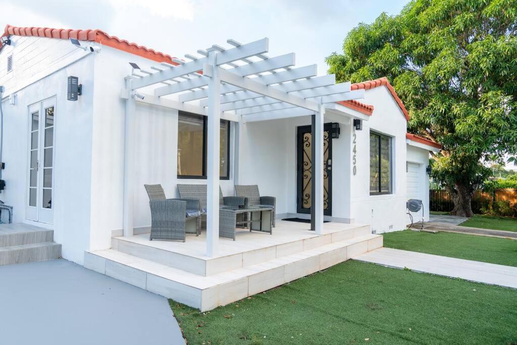 Luxury Retreat 3b ,2ba Pool , Coral Gables Center Casa de férias *