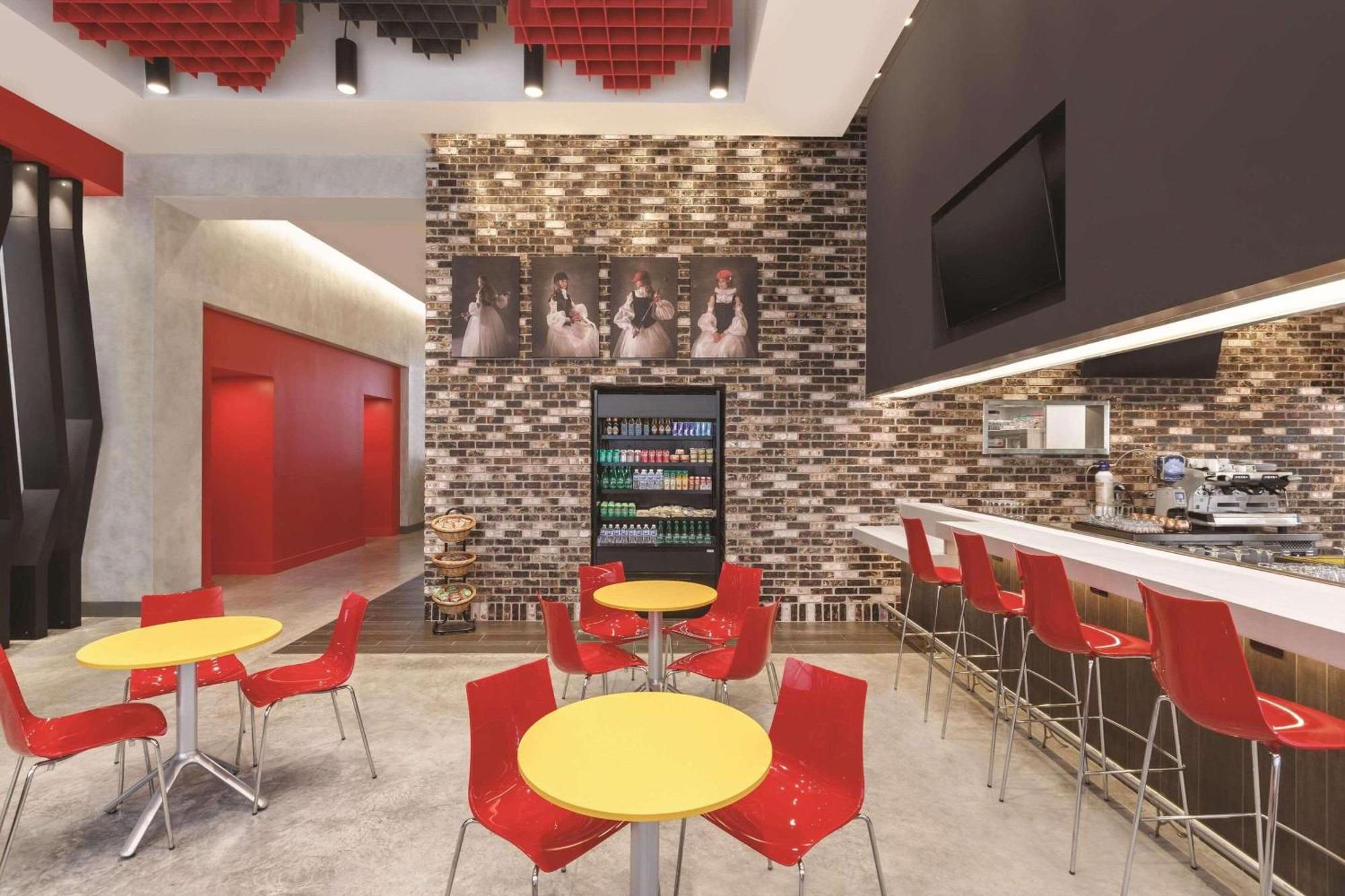Hotel Radisson Red Airport