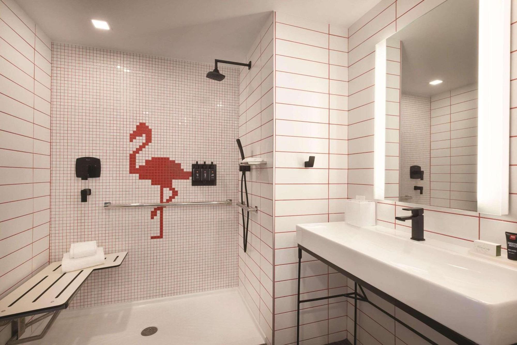 Radisson Red Airport 3*