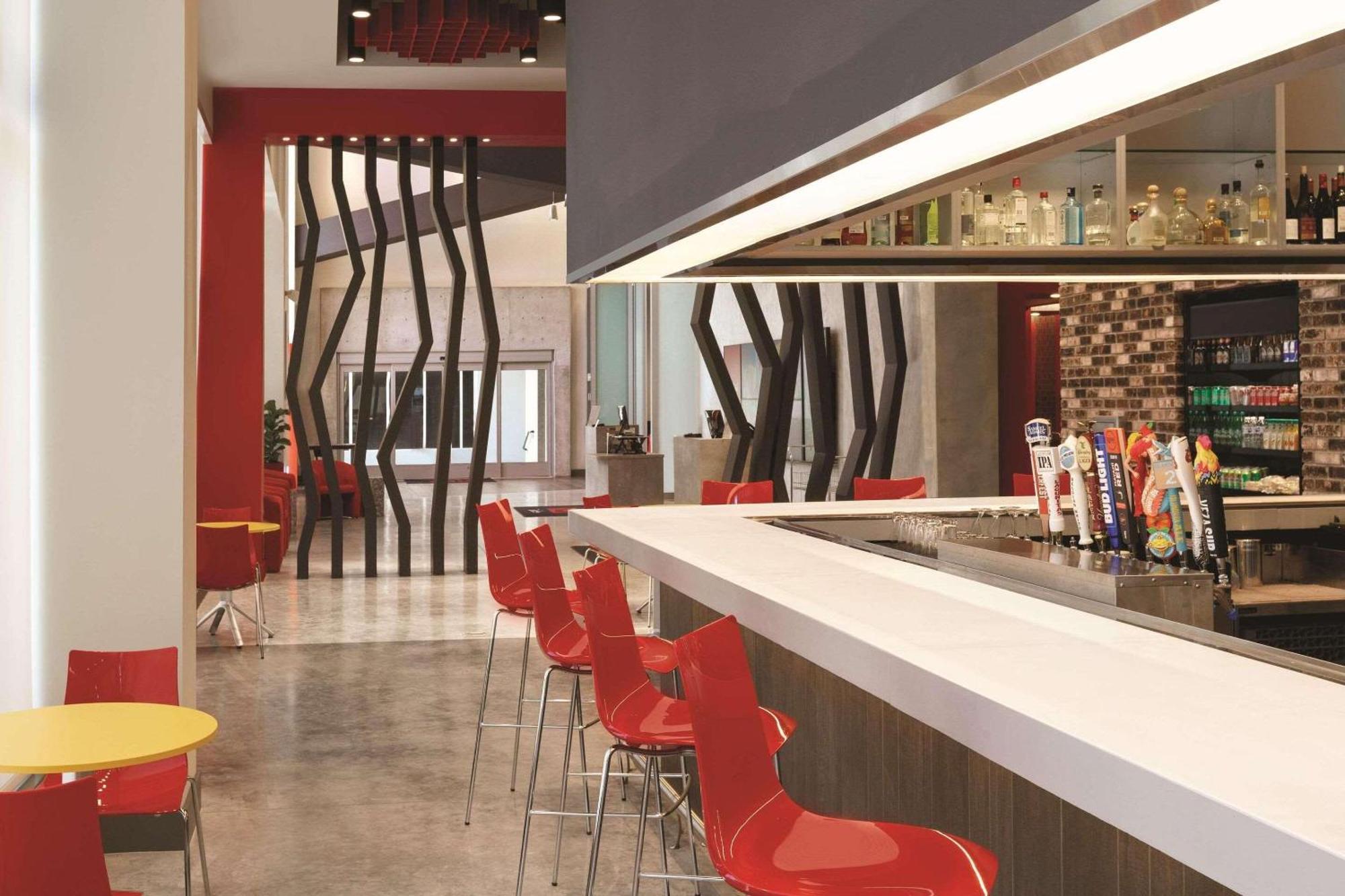 Hotel Radisson Red Airport
