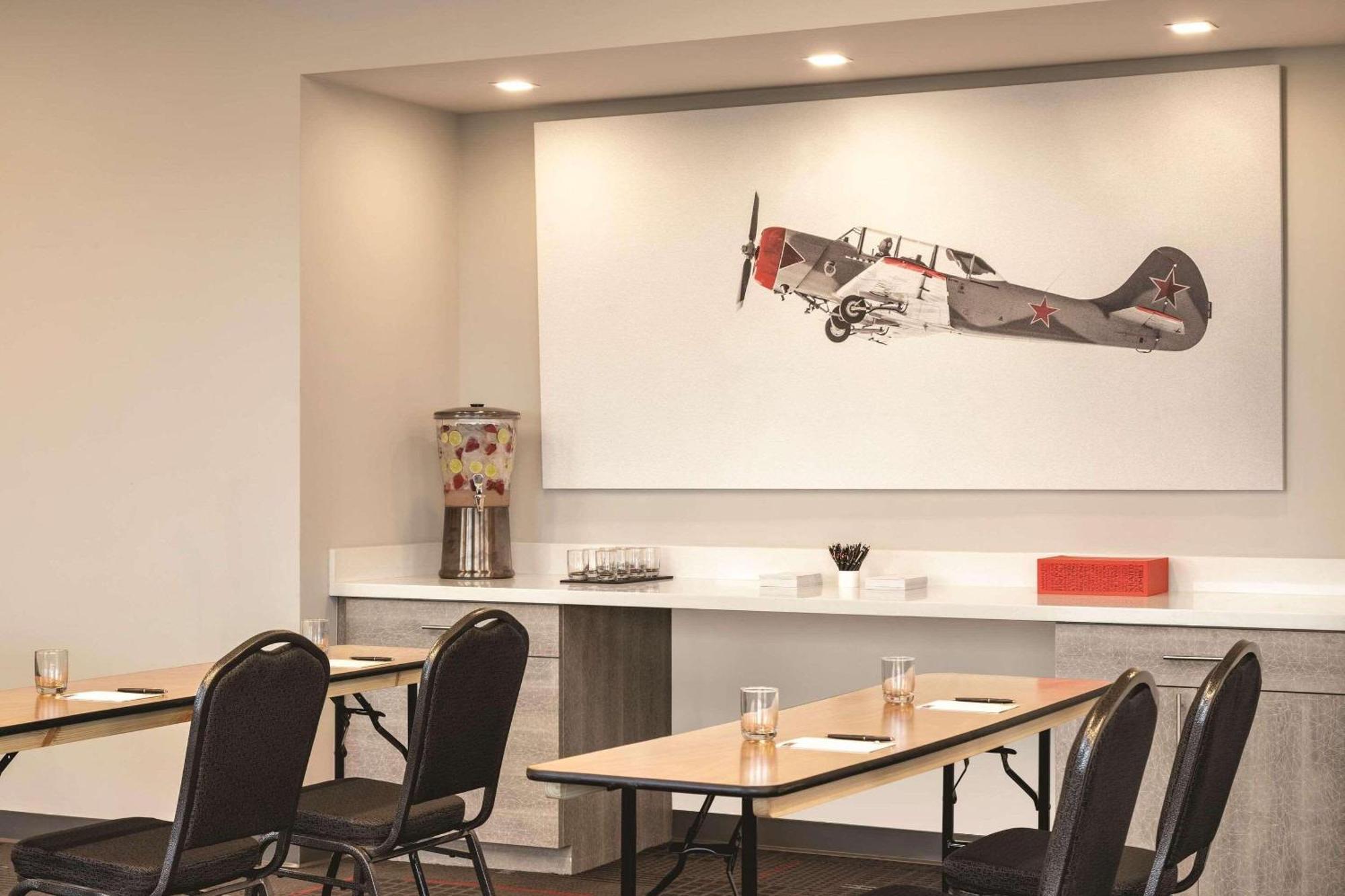 Hotel Radisson Red Airport 3*