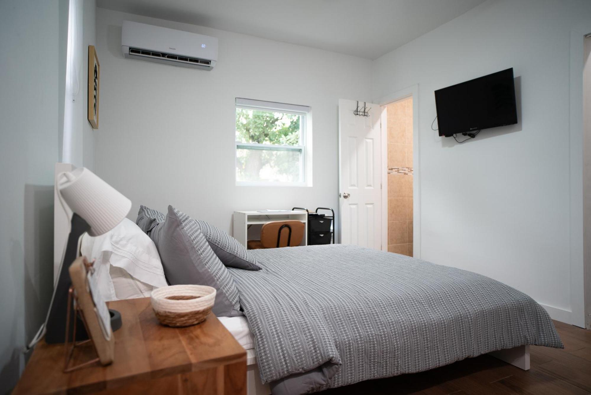 Stylish In Trendy Area Apartment *