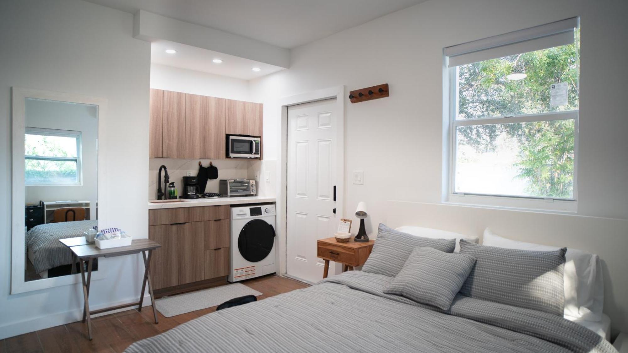 Stylish In Trendy Area Apartment