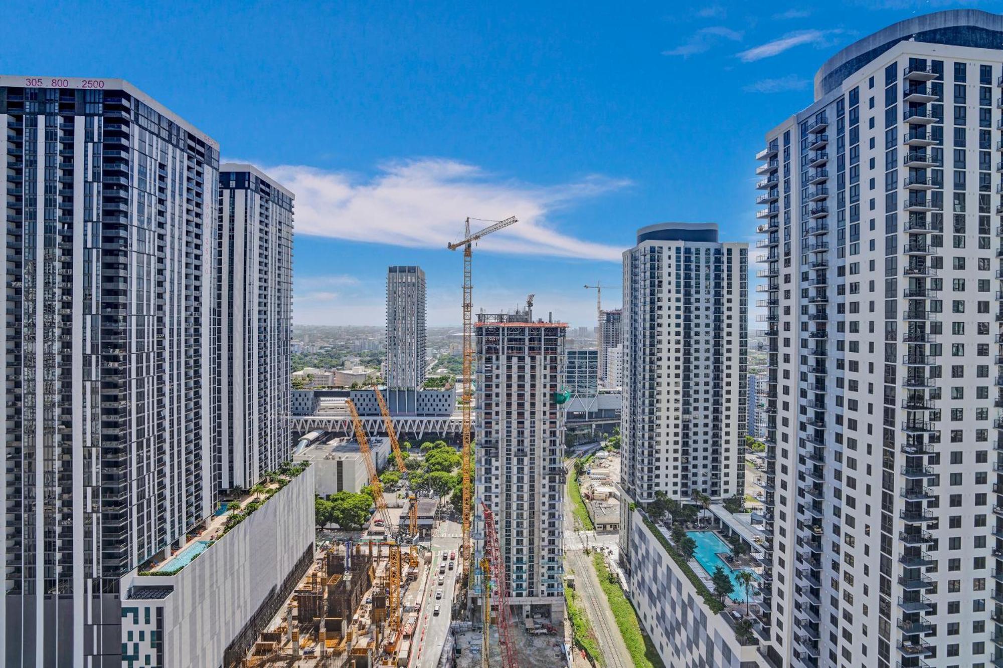 Apartamento New 2-bdrm Downtown With Bay Vista