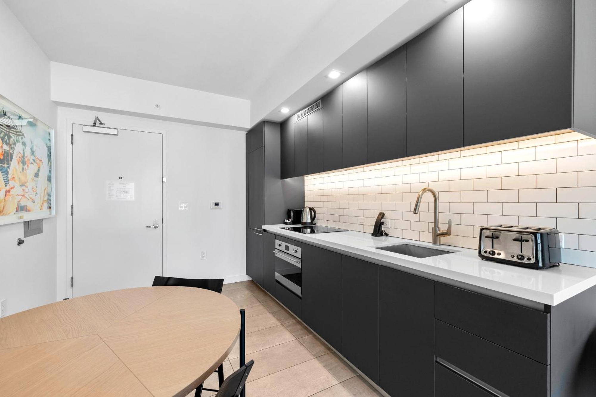 Luxury One-bedroom W Amenities! Apartment