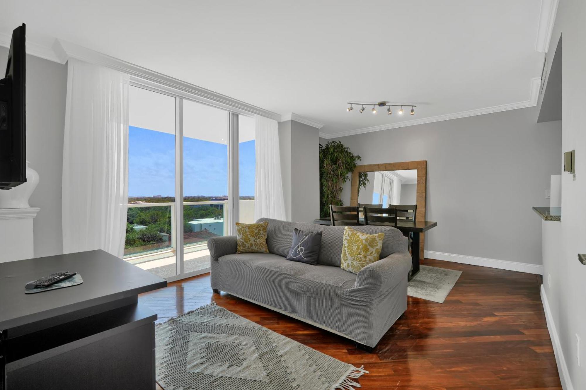 Fabulous 2 Bedroom In Heart Of Grove Miami
