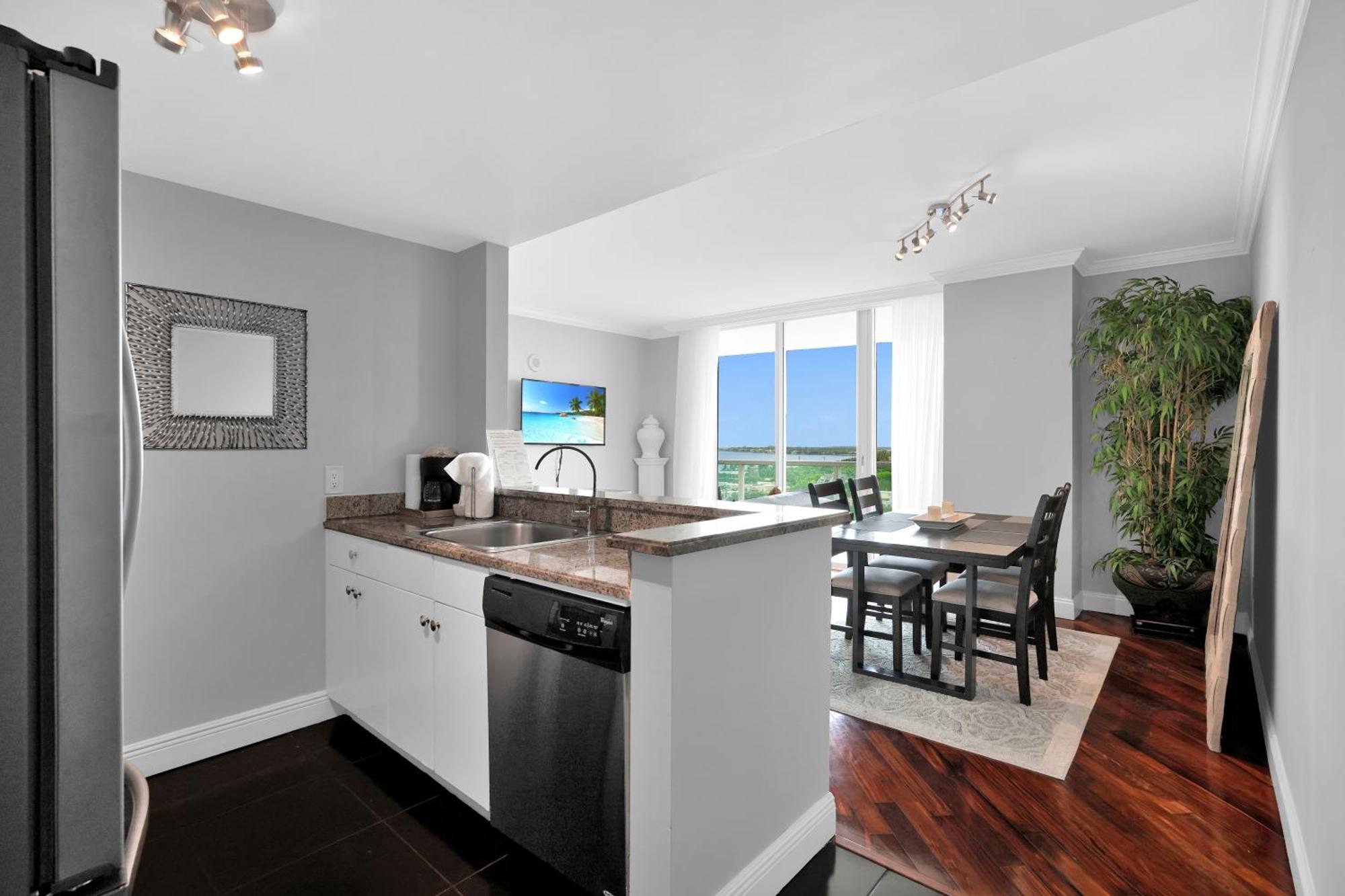 Tropical Paradise Spacious 3 Bedroom Aparthotel Miami