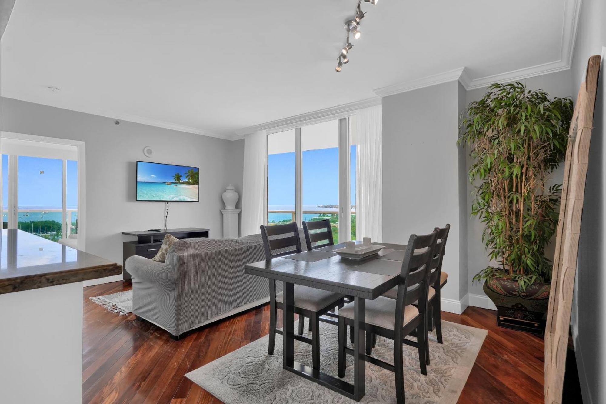 Tropical Paradise Spacious 3 Bedroom *