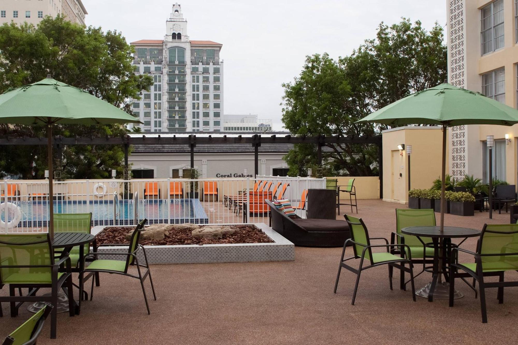Hotel Courtyard Coral Gables 3*