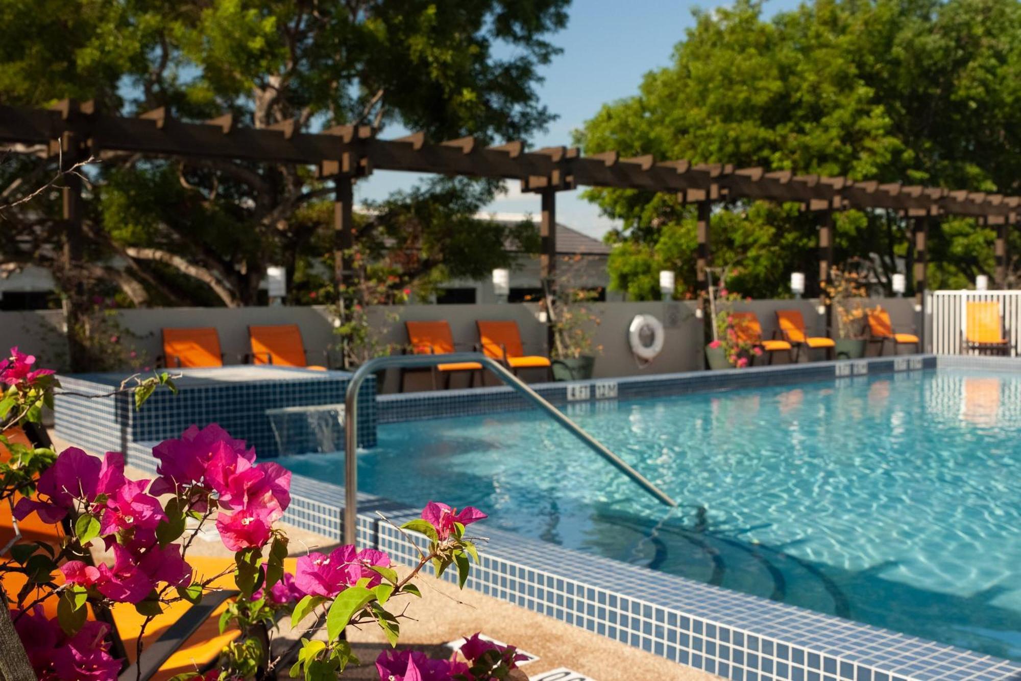 Courtyard Coral Gables 3*