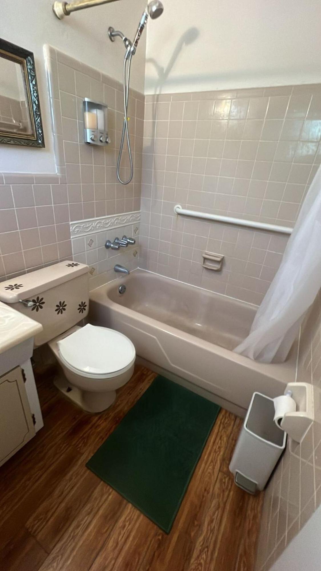 Bed3 Queen Quarter Femaleonly Shared Bed Apartment