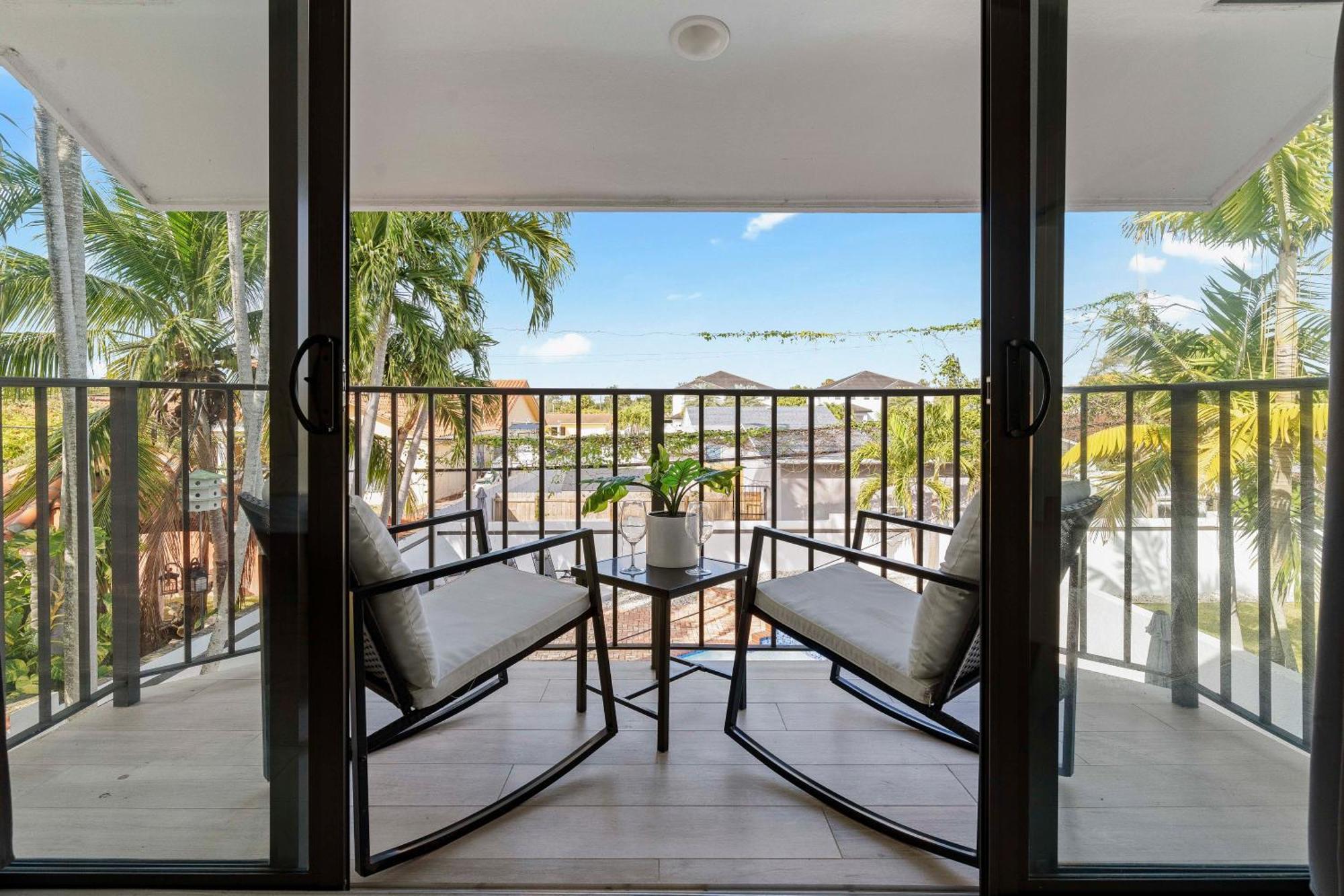 Holiday home Tropical Outdoor Oasis! Private Pool & Yard, Grill, Soaking Tub, Near Coral Gables & Mia Airport