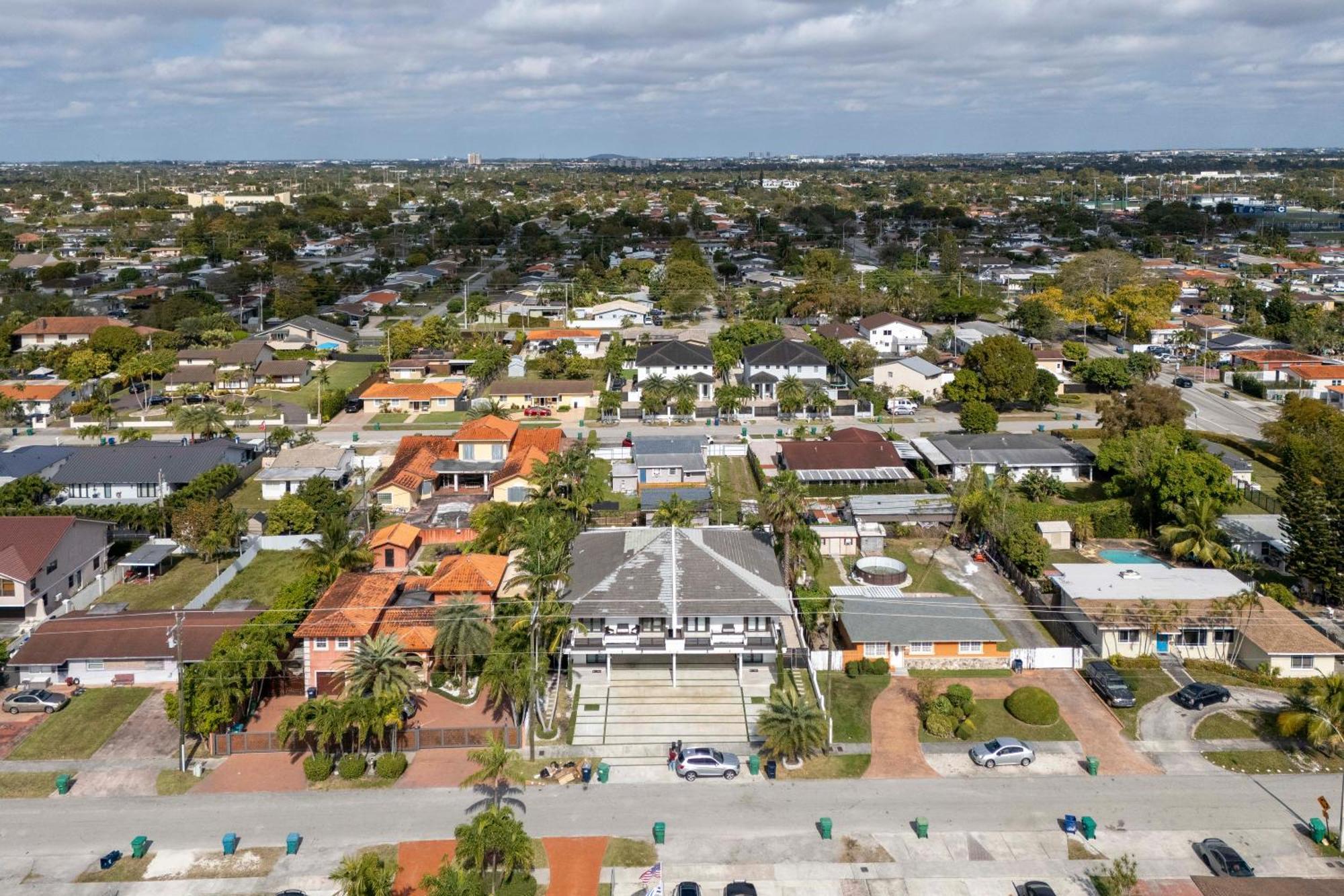 Tropical Outdoor Oasis! Private Pool & Yard, Grill, Soaking Tub, Near Coral Gables & Mia Airport Holiday home *