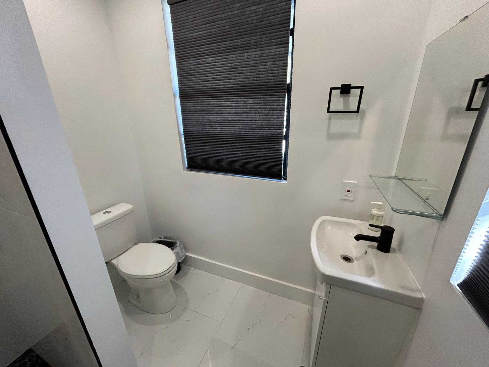 Cozy House 2 - Cute Private - Close To Airport & Free Parking *