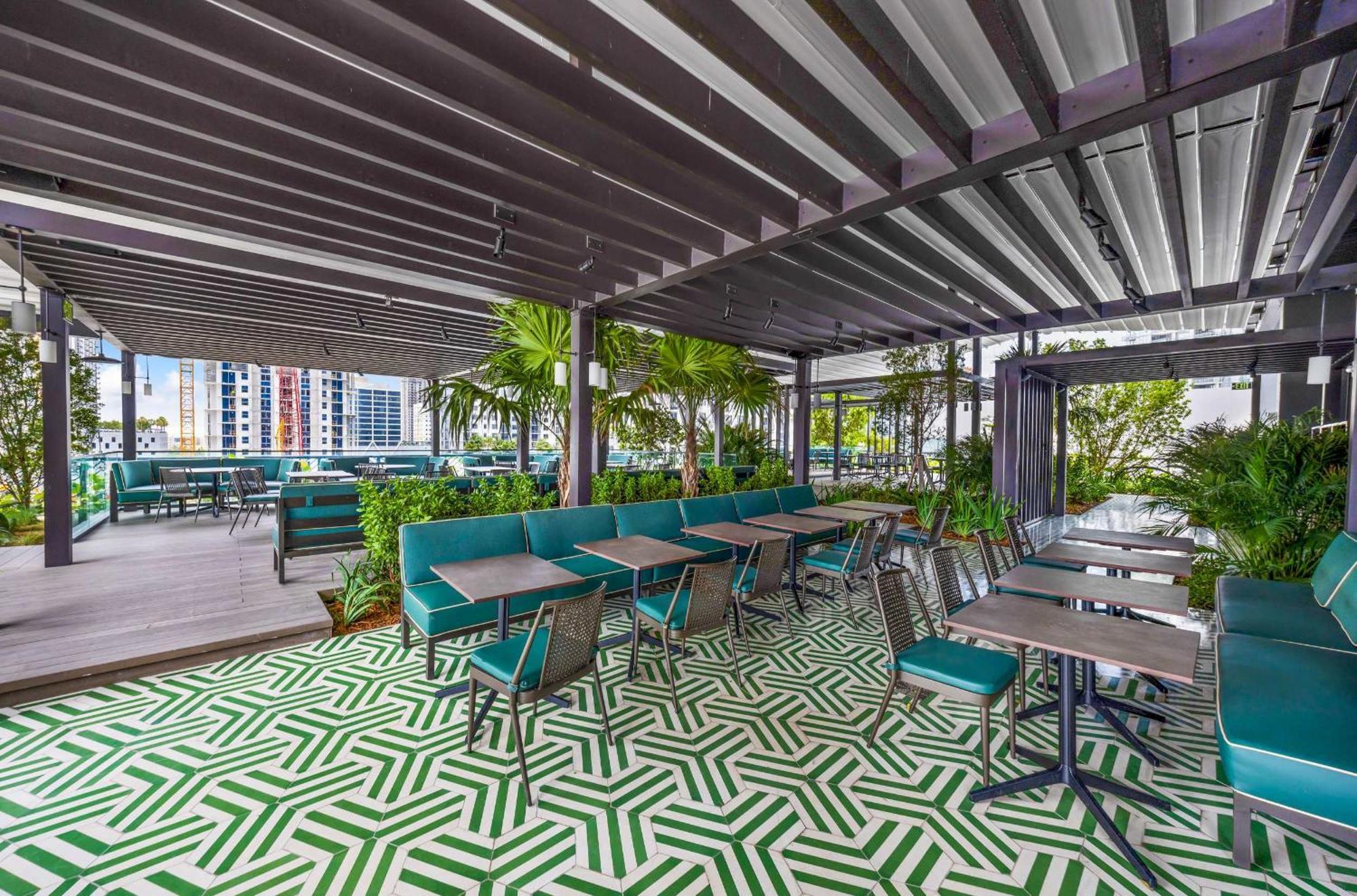Luxury Downtown 2 Bedroom With Skyline Panorama