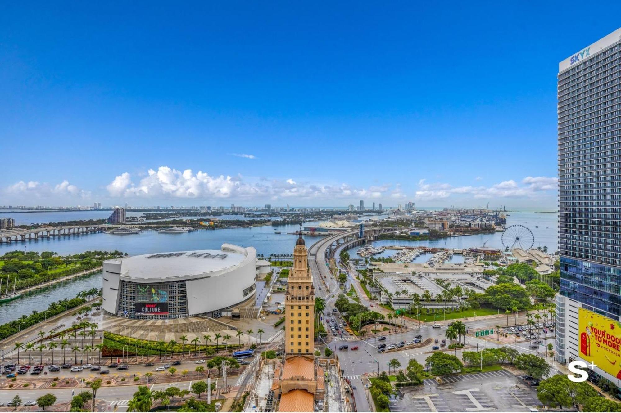 Luxury Downtown 2 Bedroom With Skyline Panorama Apartment