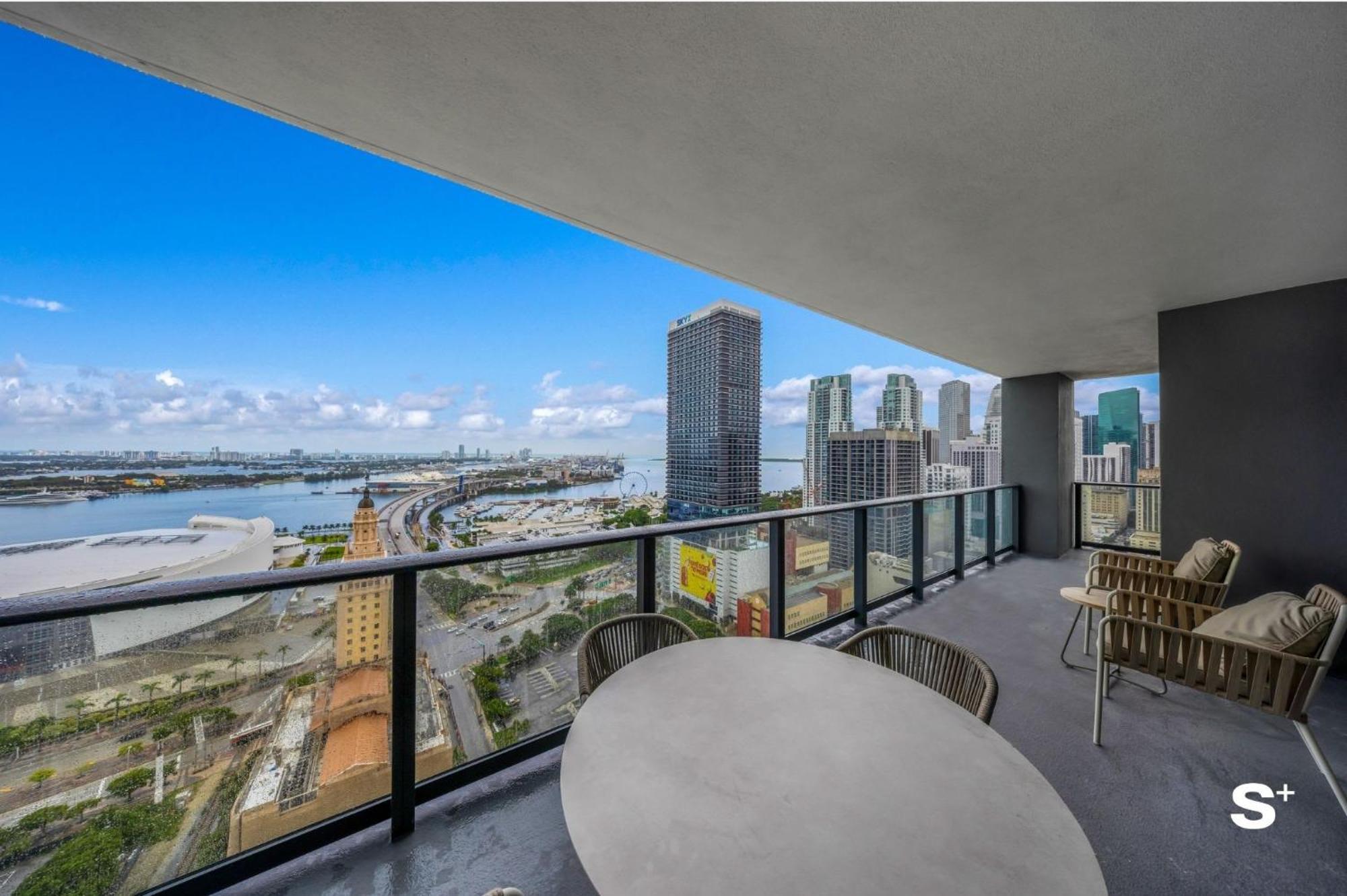 Luxury Downtown 2 Bedroom With Skyline Panorama *