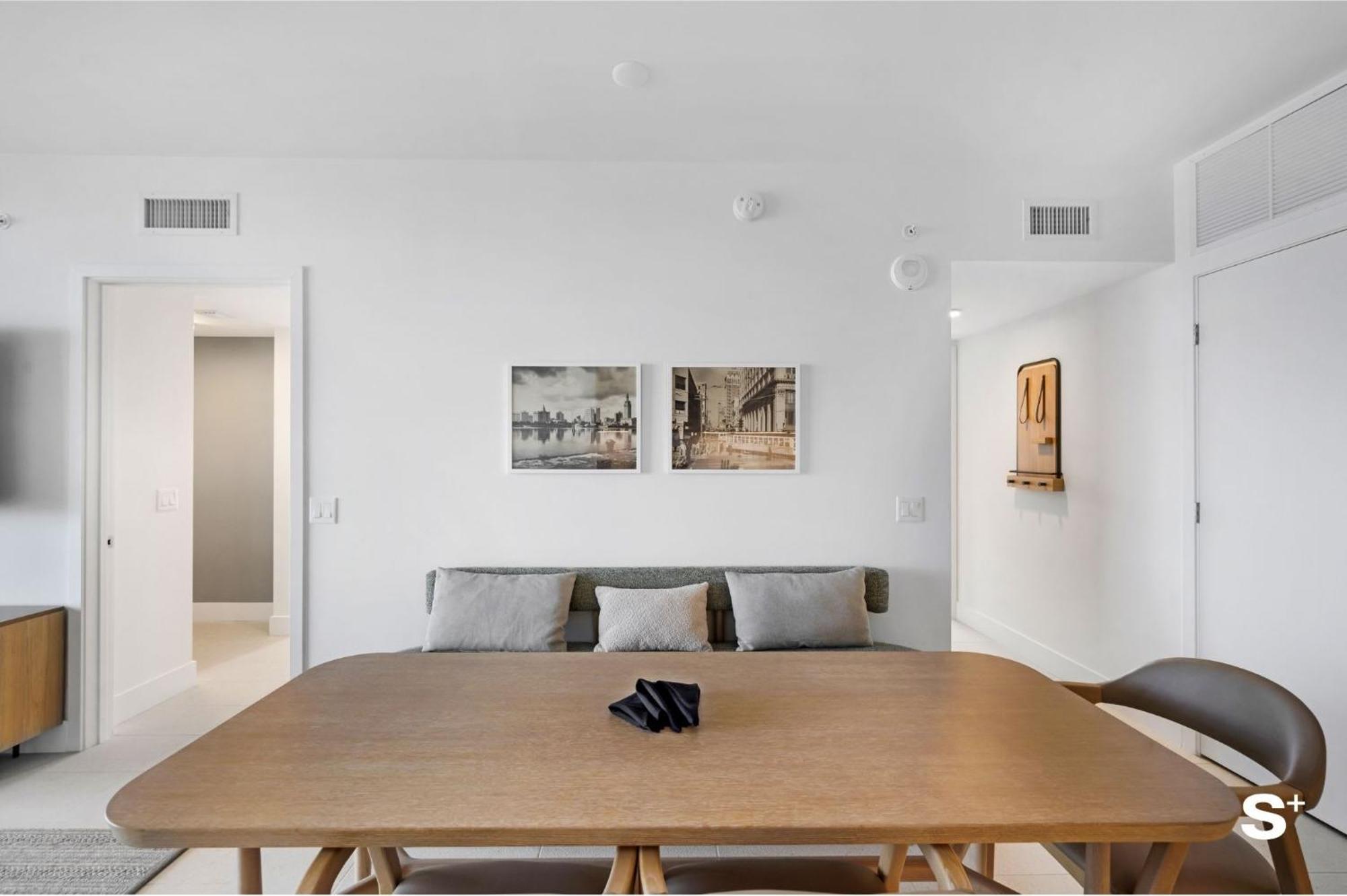 Luxury Downtown 2 Bedroom With Skyline Panorama Apartment