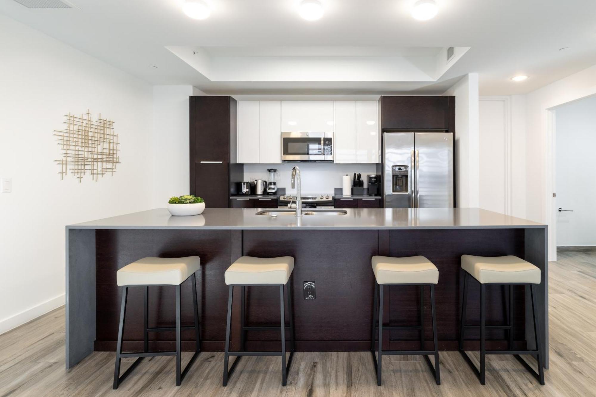Apartment Stylish 2br Retreat, With Rooftop Lounge