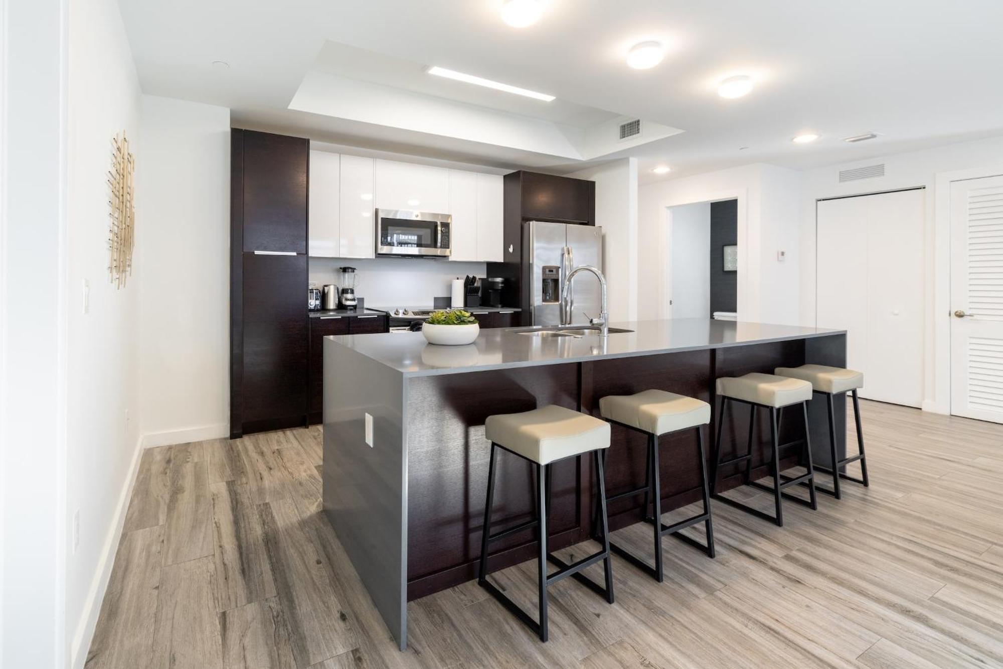 Stylish 2br Retreat, With Rooftop Lounge