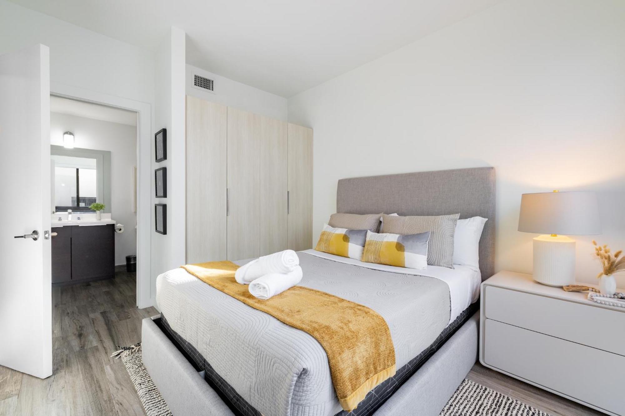 Stylish 2br Retreat, With Rooftop Lounge Apartment *
