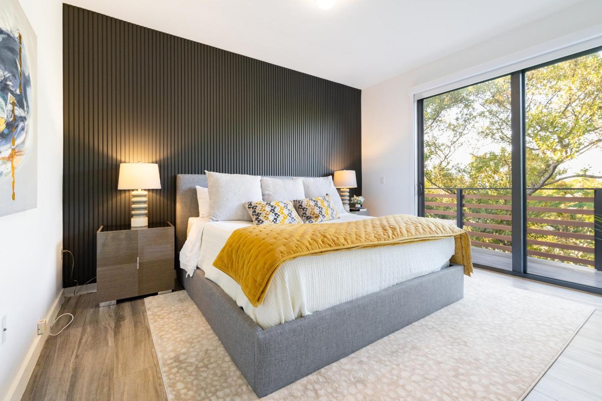 Stylish 2br Retreat, With Rooftop Lounge *