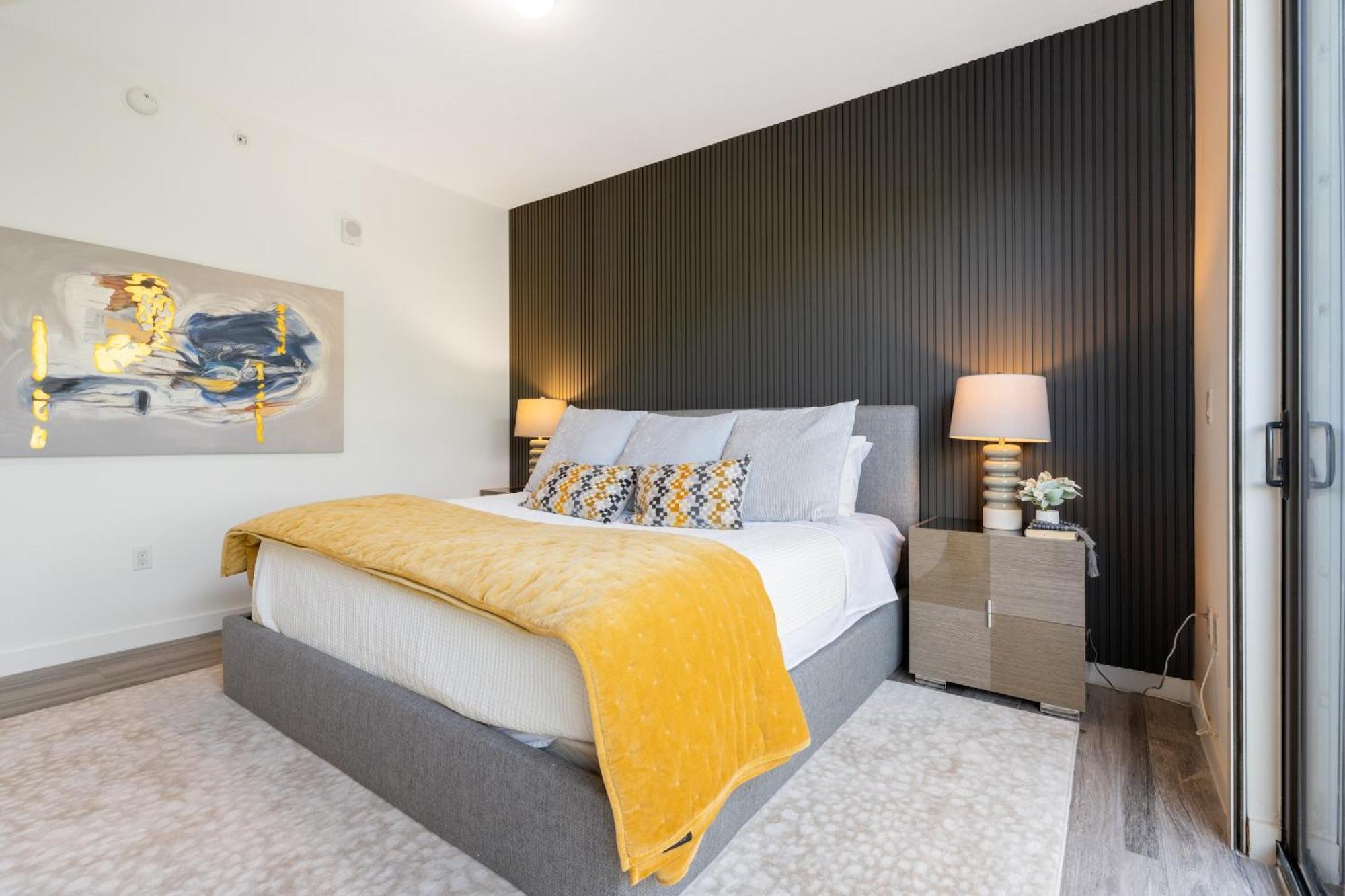 Apartment Stylish 2br Retreat, With Rooftop Lounge *