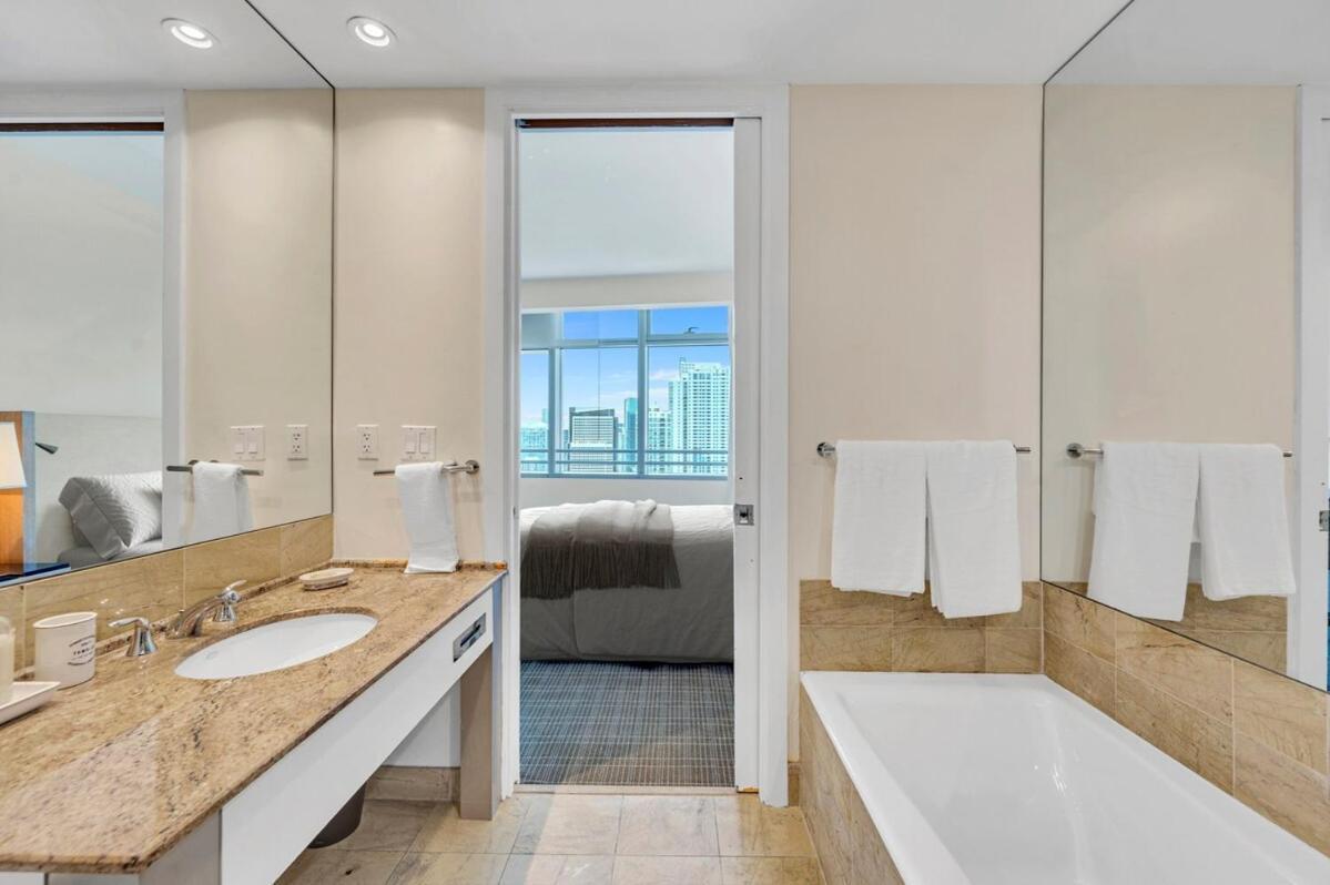 Spacious Corner At Aka With Bay View In Ideal Location Free Parking Apartamento