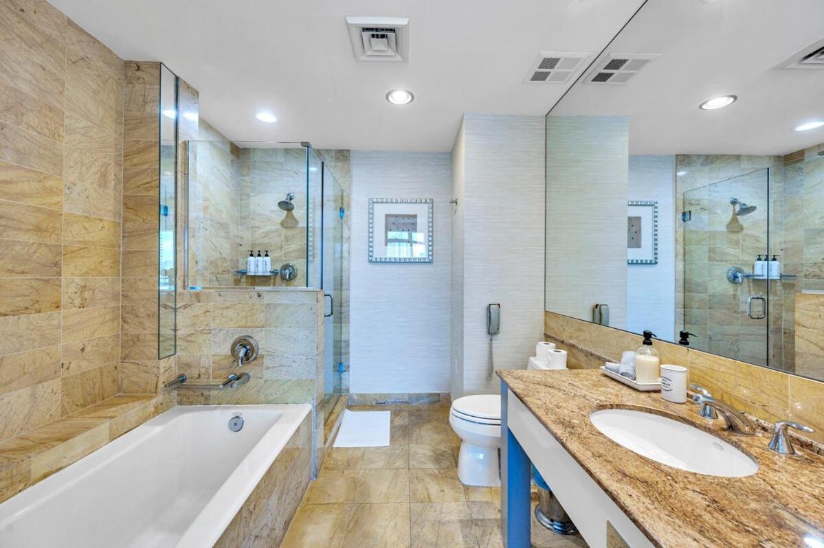 Spacious Corner At Aka With Bay View In Ideal Location Free Parking Apartamento