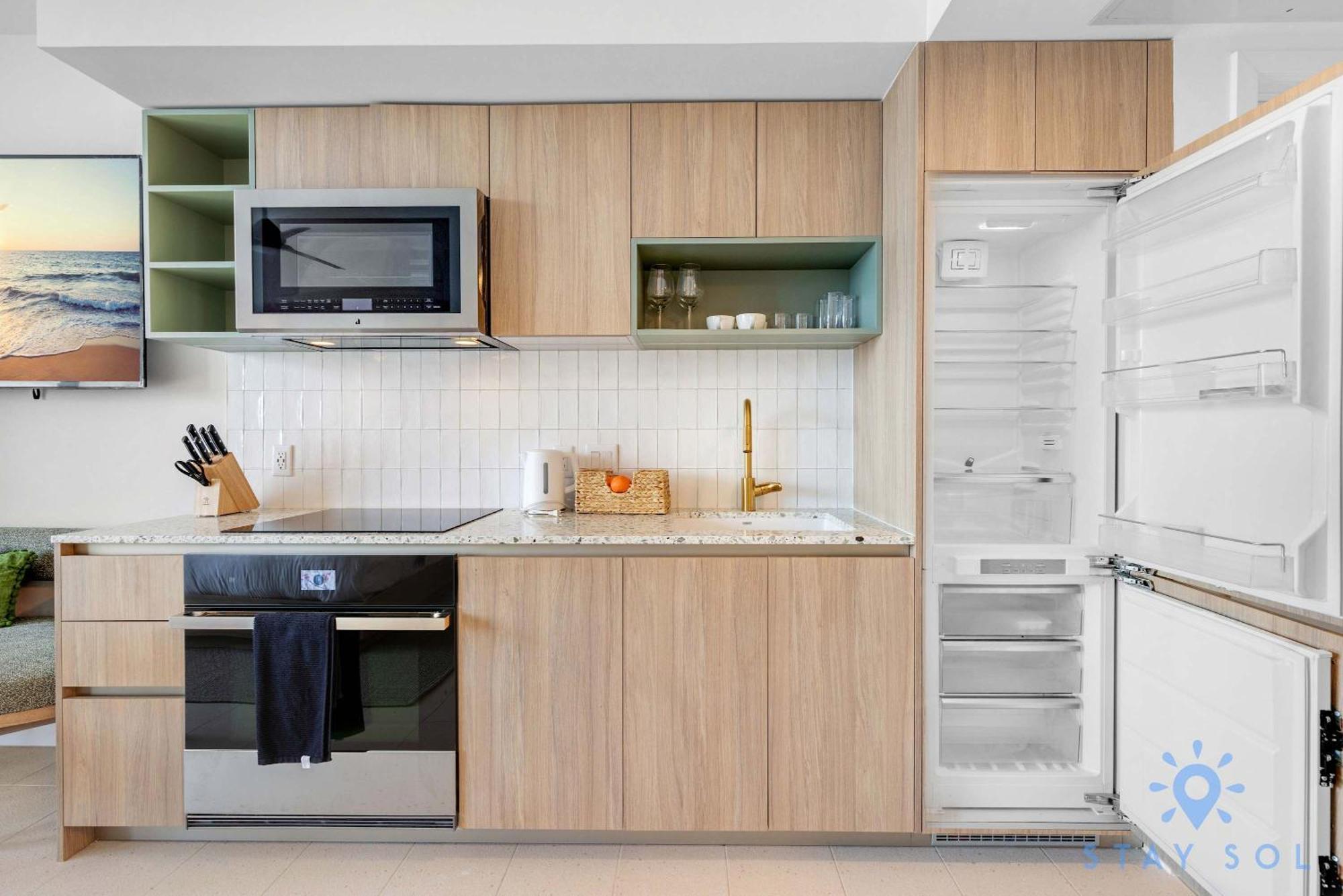Stylish -amenities & Pool Apartment *