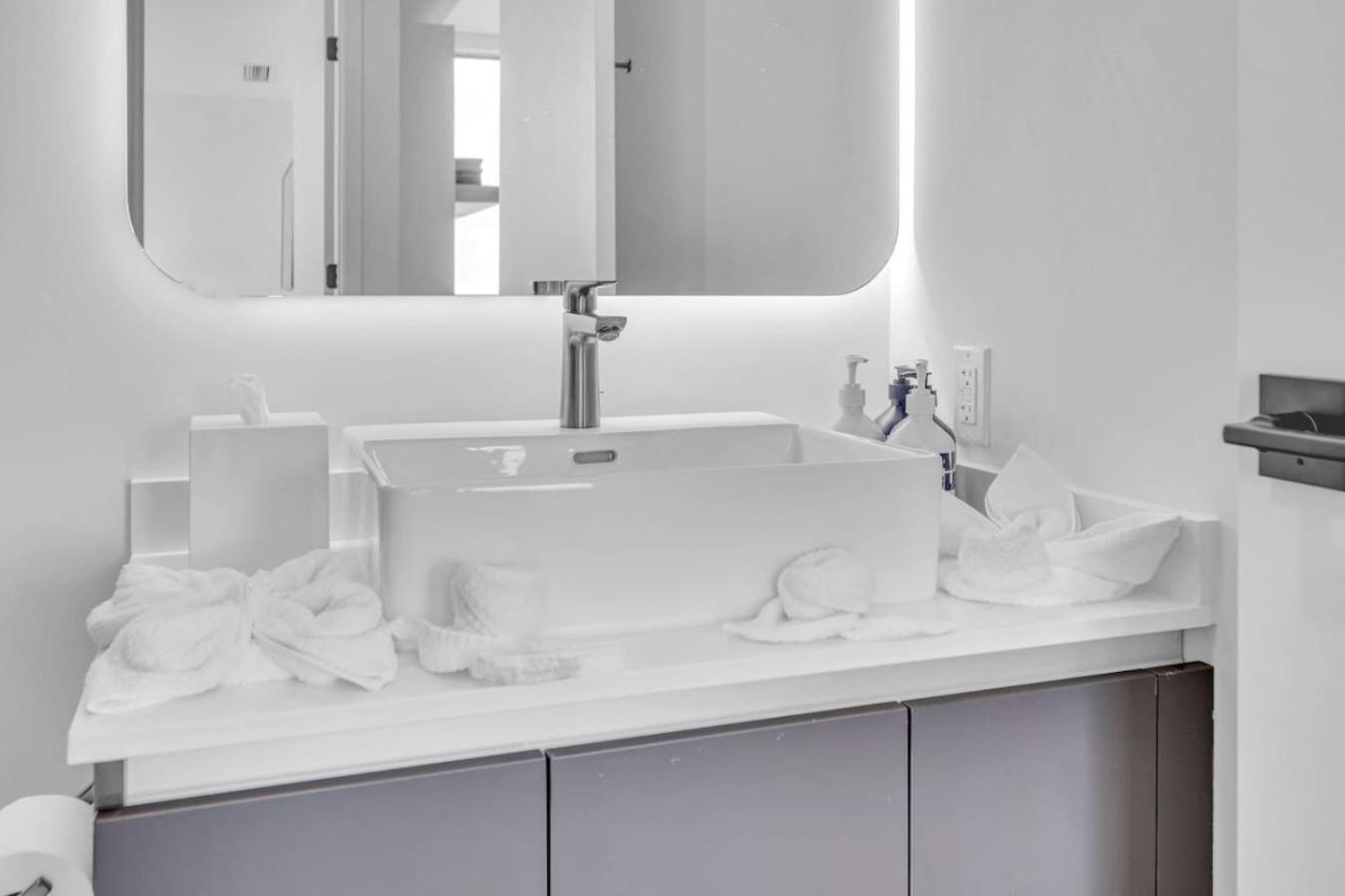 Stylish And Den Across From Bayside Miami