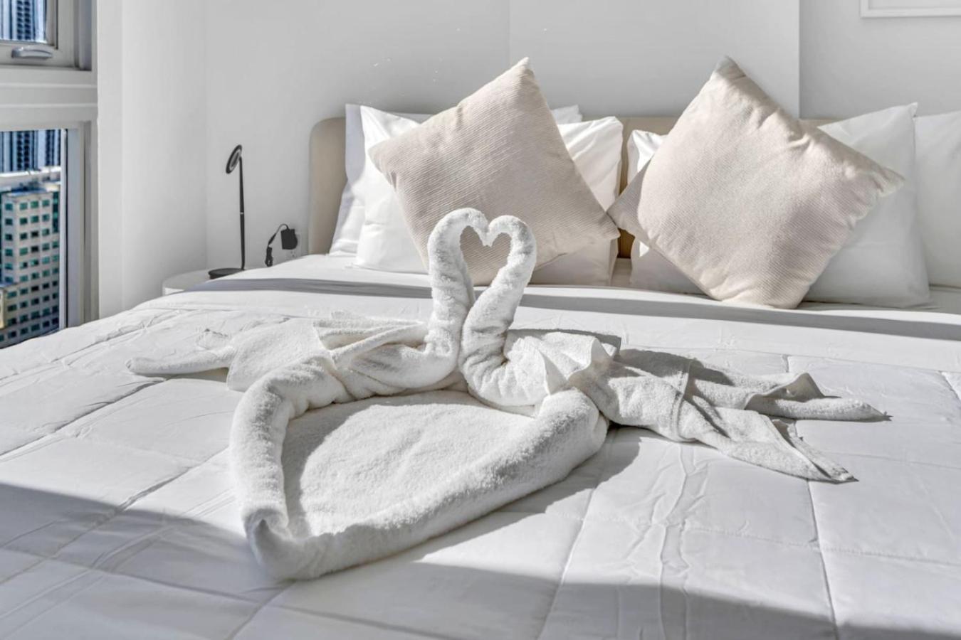 Stylish And Den Across From Bayside Apartment